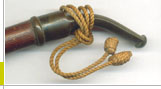 Des cordelettes de ce type reliaient, par s&eacute;curit&eacute;, la t&ecirc;te de pipe en terre au tuyau.